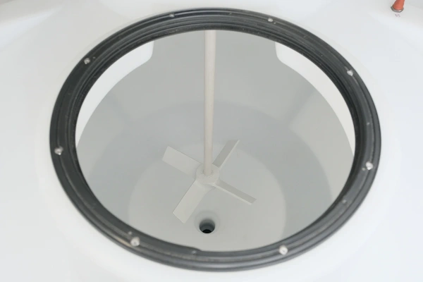 Емкость ЦКТ 3000 л с патрубком 90мм под плотность до 1,2 г/см³ белая в обрешетке с лестницей