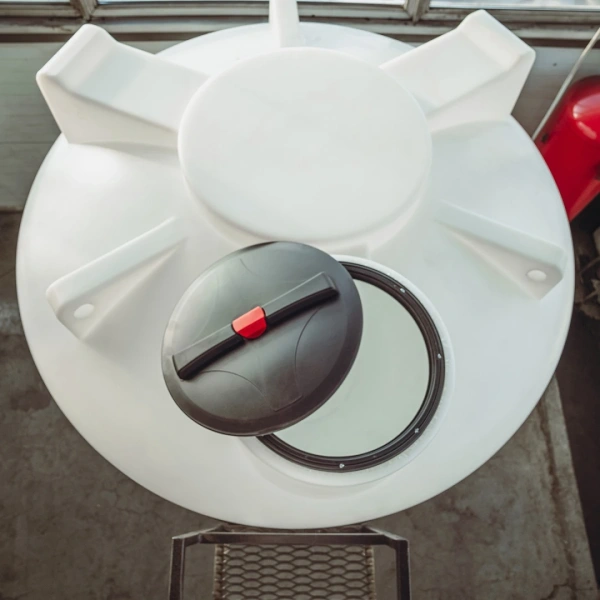 Емкость ЦКТ 5000 л с патрубком 110мм с фланцем под плотность до 1,2 г/см³ белая в обрешетке с лестницей